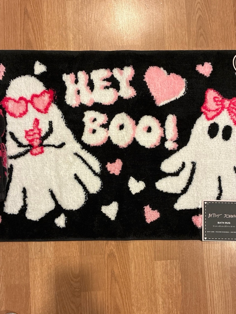 Betsey Johnson โHey Boo!' Black & Pink Ghost Bath Rug, and Pack Of 2 Hand Towels